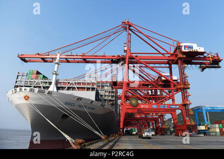 (180616) -- NINGBO, Giugno 16, 2018 (Xinhua) -- una nave da carico è visibile a livello di Chuanshan zona portuale di Ningbo Port Zhoushan in Cina orientale della provincia di Zhejiang, 13 giugno 2018. Trasformata da un villaggio di pescatori, Beilun sta diventando un costiere area urbana con la porta dell'industria. Ningbo lo Sviluppo Economico e Tecnologico della Zona di Ningbo, zona di libero commercio, Ningbo Daxie per lo sviluppo della zona, Ningbo Export Processing Zone e Ningbo Meishan area saldata si trovano in Beilun. Il cargo throughput di Ningbo Port Zhoushan, con Beilun porta come la sua anima, ha classificato al primo in un continuo di nove anni in tutto il mondo. T Foto Stock