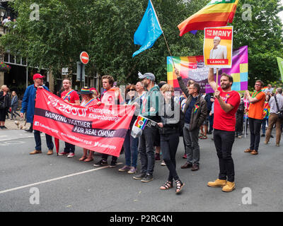 Harrogate, Yorkshire. Xvi Jun, 2018. Regno Unito Yorkshire Harrogate Partito Laburista dimostranti nell'orgoglio nella diversità Parade 16 giugno 2018 Credit: Mark Sunderland/Alamy Live News Foto Stock