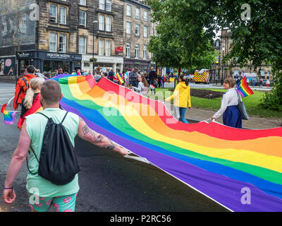 Harrogate, Yorkshire. Xvi Jun, 2018. Regno Unito Yorkshire Harrogate dimostranti che porta un enorme striscione orgoglio nell'orgoglio nella diversità Parade 16 giugno 2018 Credit: Mark Sunderland/Alamy Live News Foto Stock