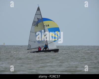 Sheerness, Kent, Regno Unito. 16 Giugno, 2018. Regno Unito Meteo: una calda giornata di prevalentemente soleggiato incantesimi, ma con pochi momenti a sopraggitto in Sheerness, Kent. I marinai prendere parte in un fine settimana di regata per la classe Osprey della vela dinghy a Isle of Sheppey Sailing Club. Credito: James Bell/Alamy Live News Foto Stock