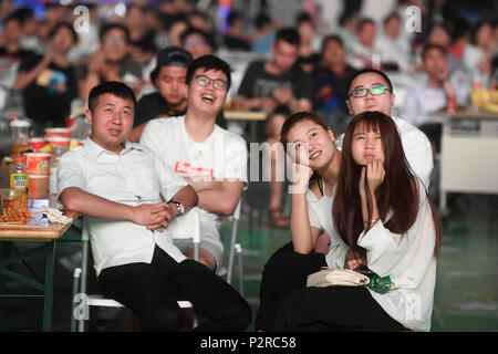 (180616) -- NINGBO, Giugno 16, 2018 (Xinhua) -- cittadini guardare una partita di calcio della Coppa del Mondo FIFA a plaza in Beilun di Ningbo, Cina orientale della provincia di Zhejiang, 14 giugno 2018. Trasformata da un villaggio di pescatori, Beilun sta diventando un costiere area urbana con la porta dell'industria. Ningbo lo Sviluppo Economico e Tecnologico della Zona di Ningbo, zona di libero commercio, Ningbo Daxie per lo sviluppo della zona, Ningbo Export Processing Zone e Ningbo Meishan area saldata si trovano in Beilun. Il cargo throughput di Ningbo Port Zhoushan, con Beilun porta come la sua anima, ha classificato al primo in un continuo di nove anni in tutto Foto Stock