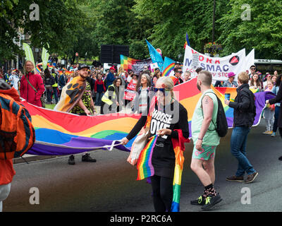 Harrogate, Yorkshire. Xvi Jun, 2018. Regno Unito Yorkshire Harrogate dimostranti che porta un enorme striscione orgoglio nell'orgoglio nella diversità Parade 16 giugno 2018 Credit: Mark Sunderland/Alamy Live News Foto Stock