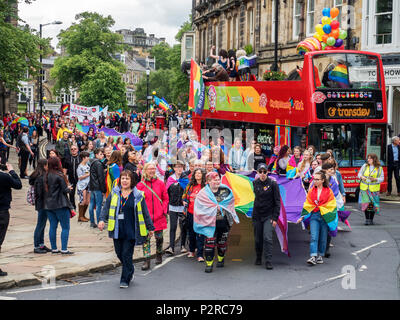 Harrogate, Yorkshire. Xvi Jun, 2018. Regno Unito Yorkshire Harrogate orgoglio nella diversità parata del Royal Parade 16 giugno 2018 Credit: Mark Sunderland/Alamy Live News Foto Stock