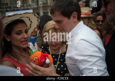 Ciudadanos leader del partito Alberto Rivera riceve un giocattolo con la figura di "Naranjito' (la mascotte spagnola del Mondiale di Calcio nell'anno 1982), dopo aver partecipato ad un evento per presentare la nuova piattaforma denominata 'España Ciudadana' cittadino (Spagna) dopo la sua presentazione ufficiale in Madrid. Secondo Ciudadanos, la piattaforma nata con lo scopo di formare un nuovo progetto comune con tutti gli spagnoli e a riconquistare il fiero di essere spagnolo. Foto Stock