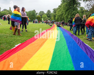 Harrogate, Yorkshire. Xvi Jun, 2018. Regno Unito Yorkshire Harrogate orgoglio nella diversità Banner nei giardini di valle 16 giugno 2018 Credit: Mark Sunderland/Alamy Live News Foto Stock