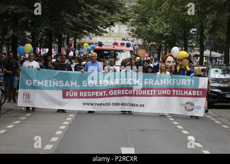 Francoforte, Germania. Il 16 giugno 2018. Il corteo viene tenuto sotto il tema 'insieme, solidarietà, Francoforte". Migliaia di persone hanno partecipato e guardato il 2018 Parade der Kulturen (sfilata di culture), organizzata dalla Frankfurter Jugendring (Francoforte la gioventù del Consiglio). La sfilata con partecipanti provenienti da oltre 40 diversi gruppi di expat e organizzazioni culturali che ha presentato la diversità culturale di Francoforte. Credito: Michael Debets/Alamy Live News Foto Stock