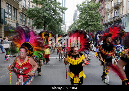 Francoforte, Germania. Il 16 giugno 2018. I boliviani danza presso la parata, indossando il tradizionale costume di carnevale e copricapo. Migliaia di persone hanno partecipato e guardato il 2018 Parade der Kulturen (sfilata di culture), organizzata dalla Frankfurter Jugendring (Francoforte la gioventù del Consiglio). La sfilata con partecipanti provenienti da oltre 40 diversi gruppi di expat e organizzazioni culturali che ha presentato la diversità culturale di Francoforte. Credito: Michael Debets/Alamy Live News Foto Stock