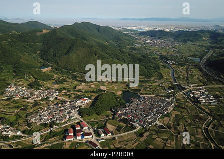 (180616) -- NINGBO, Giugno 16, 2018 (Xinhua) -- foto aerea adottate il 14 giugno 2018 mostra una vista del villaggio di Sanshan in Beilun di Ningbo, Cina orientale della provincia di Zhejiang. Trasformata da un villaggio di pescatori, Beilun sta diventando un costiere area urbana con la porta dell'industria. Ningbo lo Sviluppo Economico e Tecnologico della Zona di Ningbo, zona di libero commercio, Ningbo Daxie per lo sviluppo della zona, Ningbo Export Processing Zone e Ningbo Meishan area saldata si trovano in Beilun. Il cargo throughput di Ningbo Port Zhoushan, con Beilun porta come la sua anima, ha classificato al primo in un continuo di nove anni in tutto il mondo. Foto Stock