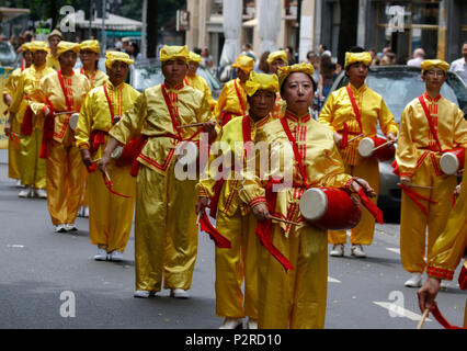 Francoforte, Germania. Il 16 giugno 2018. I membri della setta Falun Gong partecipa alla parata, battendo i tamburi cinesi. Migliaia di persone hanno partecipato e guardato il 2018 Parade der Kulturen (sfilata di culture), organizzata dalla Frankfurter Jugendring (Francoforte la gioventù del Consiglio). La sfilata con partecipanti provenienti da oltre 40 diversi gruppi di expat e organizzazioni culturali che ha presentato la diversità culturale di Francoforte. Credito: Michael Debets/Alamy Live News Foto Stock