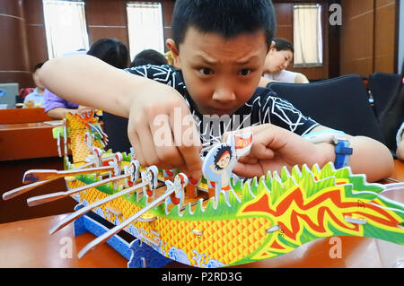 Lianyungang, cinese della provincia di Jiangsu. 16 Giugno, 2018. Un ragazzo fa un dragon boat modello presso un museo in Lianyungang, est cinese della provincia di Jiangsu, 16 giugno 2018. Credito: Geng Yuhe/Xinhua/Alamy Live News Foto Stock