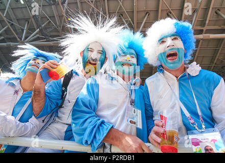 Mosca, Russia. Xvi Jun, 2018. Argentina- Islanda, calcio, Mosca, 16 giugno 2018 Fans mit costumi e dipinti colorati ARGENTINA - Islanda della Coppa del Mondo FIFA 2018 in Russia, stagione 2018/2019, 16 Giugno 2018 S p a r t a k Stadium di Mosca, Russia. © Peter Schatz / Alamy Live News Foto Stock