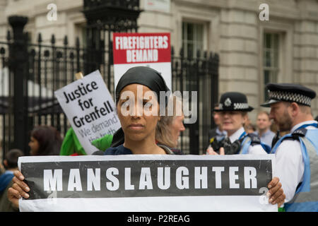 Londra, Regno Unito. Xvi Jun, 2018. Persone tengono cartelloni al di fuori di Downing Street durante la solidarietà marzo per mostrare il supporto per Grenfell le vittime degli incendi e delle famiglie . Credito: Thabo Jaiyesimi/Alamy Live News Foto Stock