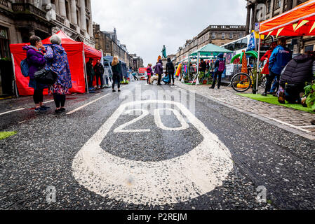 Edimburgo, Scozia. Il 16 giugno 2018. Amici della Terra Scozia membri presso lo spazio di parcheggio acquisizione su George Street, Edimburgo. Organizzata in collaborazione con il Festival di Edimburgo di ciclismo, i membri del pubblico sono stati invitati a recuperare spazi di parcheggio su George Street, Edimburgo, per celebrare lo spazio urbano e dipingere una visione per un futuro al di là delle auto private. Credito: Andy Catlin/Alamy Live News Foto Stock