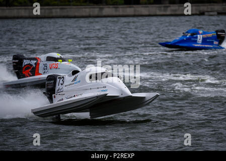 Xavier Autard guida per Maverick racing in F1H2O F4-S Powerboat Grand Prix di Londra presso il Royal Victoria Dock, Docklands, Newham, London, Regno Unito Foto Stock