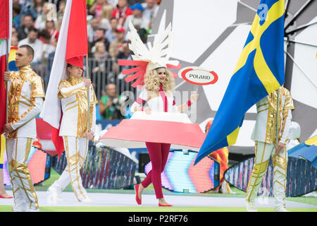 Mosca, Russland. 14 Giugno, 2018. Durante lo spettacolo, una donna che appare nei colori del torneo partecipante la Polonia, la cerimonia di apertura, aprire la cerimonia, cerimonia di apertura, celebrazione, visualizza act, apertura, apertura, travestimento, dissimulata, costumi, costumi, figura intera (RUS) - Arabia Saudita ( KSA) 5: 0, turno preliminare, gruppo A, corrisponde 1, su 14.06.2018 a Mosca; Coppa del Mondo di Calcio 2018 in Russia dal 14.06. - 15.07.2018. | Utilizzo di credito in tutto il mondo: dpa/Alamy Live News Foto Stock