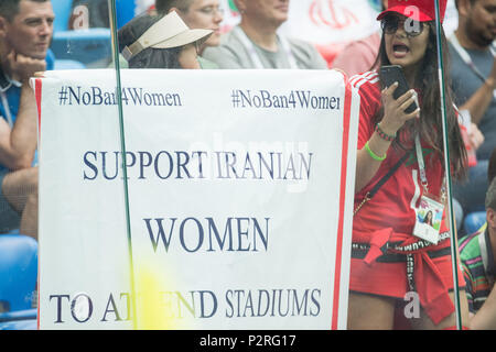 Le donne tenendo un cartello a sostegno delle donne iraniane la visita allo stadio, la protesta, ventilatore, ventole, spettatori, sostenitori, sostenitori, Marocco (MAR) - Iran (IRN) 0: 1, Turno preliminare, gruppo B, gioco 4, 15.06. 2018 a San Pietroburgo; Coppa del Mondo di Calcio 2018 in Russia dal 14.06. - 15.07.2018. | Utilizzo di tutto il mondo Foto Stock