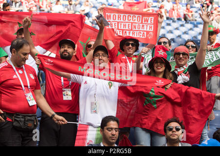 Ventole marocchino con bandiere e sciarpe, giubilo, tifo, tifo, gioia, entusiasmo, celebrare, ventilatore, ventole, spettatori, sostenitori, sostenitori, Marocco (MAR) - Iran (IRN) 0: 1, turno preliminare, gruppo B, gioco 4, su 15.06.2018 a San Pietroburgo; Coppa del Mondo di Calcio 2018 in Russia dal 14.06. - 15.07.2018. | Utilizzo di tutto il mondo Foto Stock