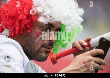 Un ventilatore iraniano con Troete e cellulare, trote, Ventilatore, ventole, spettatori, sostenitori, sostenitori, ritratti, Portrsst, Ritratto, vicino Marocco (MAR) - Iran (IRN) 0: 1, Turno preliminare, gruppo B, gioco 4, su 15.06.2018 a San Pietroburgo; Coppa del Mondo di Calcio 2018 in Russia dal 14.06. - 15.07.2018. | Utilizzo di tutto il mondo Foto Stock