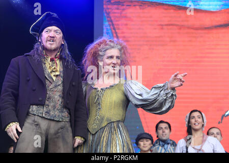 Trafalgar Square, Londra, Regno Unito. Xvi Jun, 2018. West End Live 2018 tornò a Trafalgar Square di questo fine settimana per la celebrazione annuale della Londra dei migliori musicals. Qui il cast di lunga esecuzione Les Miserables eseguire. Credito: Monica pozzetti/Alamy Live News Foto Stock