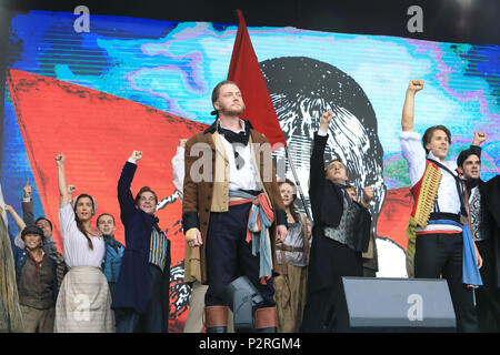 Trafalgar Square, Londra, Regno Unito. Xvi Jun, 2018. West End Live 2018 tornò a Trafalgar Square di questo fine settimana per la celebrazione annuale della Londra dei migliori musicals. Qui il cast di lunga esecuzione Les Miserables eseguire. Credito: Monica pozzetti/Alamy Live News Foto Stock