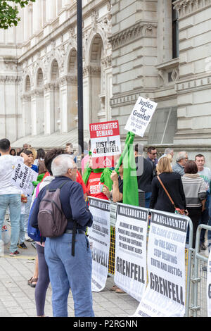 Whitehall, Londra, Regno Unito; 16 giugno 2018; Giustizia per Grenfell Marzo e Rally, un anno sul credito: Ian Stewart/Alamy Live News Foto Stock