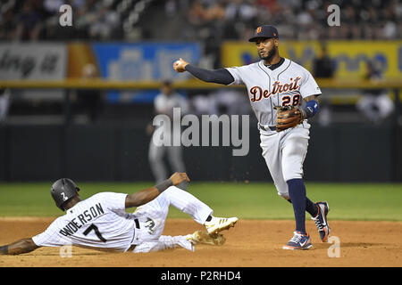 Chicago, IL, Stati Uniti d'America. Il 15 giugno, 2018. Detroit Tigers" NIKO GOODRUM (28) gira il doppio gioco su Chicago White Sox TIM ANDERSON (7) al tasso garantito Campo in Chicago, Illinois. Credito: Quinn Harris/ZUMA filo/Alamy Live News Foto Stock