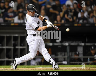 Chicago, IL, Stati Uniti d'America. Il 15 giugno, 2018. Chicago White Sox's MATT DAVIDSON (24) colpisce un singolo contro la Detroit Tigers a tasso garantito Campo in Chicago, Illinois. Credito: Quinn Harris/ZUMA filo/Alamy Live News Foto Stock