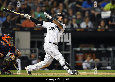 Chicago, IL, Stati Uniti d'America. Il 15 giugno, 2018. Chicago White Sox's OMAR NARVAEZ (38) Guarda il suo tre run home run palla lasciare il parco contro la Detroit Tigers a tasso garantito Campo in Chicago, Illinois. Credito: Quinn Harris/ZUMA filo/Alamy Live News Foto Stock