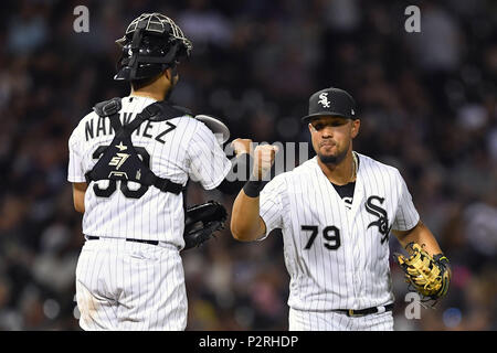 Chicago, IL, Stati Uniti d'America. Il 15 giugno, 2018. Chicago White Sox's OMAR NARVAEZ (38) e dei Chicago White Sox's JOSE ABREU (79) alta cinque durante la partita contro i Detroit Tigers a tasso garantito Campo in Chicago, Illinois. Credito: Quinn Harris/ZUMA filo/Alamy Live News Foto Stock