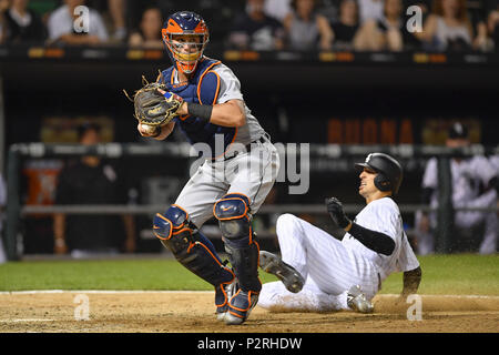 Chicago, IL, Stati Uniti d'America. Il 15 giugno, 2018. Detroit Tigers' GRAYSON GREINER (17) ottiene il tag out una piastra home su Chicago White Sox's TRAYCE THOMPSON (32) al tasso garantito Campo in Chicago, Illinois. Credito: Quinn Harris/ZUMA filo/Alamy Live News Foto Stock