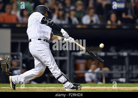 Chicago, IL, Stati Uniti d'America. Il 15 giugno, 2018. Chicago White Sox's OMAR NARVAEZ (38) colpisce un tre run home run contro la Detroit Tigers a tasso garantito Campo in Chicago, Illinois. Credito: Quinn Harris/ZUMA filo/Alamy Live News Foto Stock