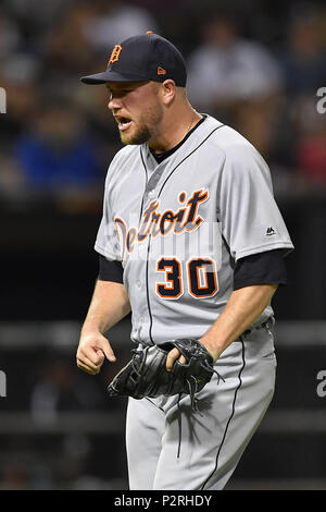 Chicago, IL, Stati Uniti d'America. Il 15 giugno, 2018. Detroit Tigers relief pitcher ALEX WILSON (30) reagisce durante la partita contro i Chicago White Sox a tasso garantito Campo in Chicago, Illinois. Credito: Quinn Harris/ZUMA filo/Alamy Live News Foto Stock