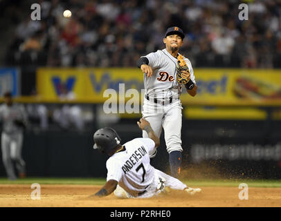 Chicago, IL, Stati Uniti d'America. Il 15 giugno, 2018. Detroit Tigers' DIXON MACHADO (49) gira il doppio gioco su Chicago White Sox TIM ANDERSON (7) al tasso garantito Campo in Chicago, Illinois. Credito: Quinn Harris/ZUMA filo/Alamy Live News Foto Stock