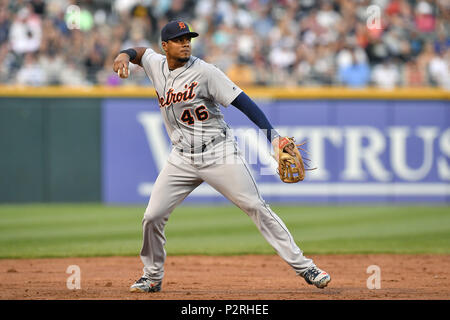 Chicago, IL, Stati Uniti d'America. Il 15 giugno, 2018. Detroit Tigers' JEIMER CANDELARIO (46) lancia la palla al primo di base per l'out al tasso garantito Campo in Chicago, Illinois. Credito: Quinn Harris/ZUMA filo/Alamy Live News Foto Stock