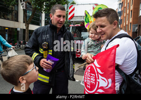 Londra, Regno Unito. 16th giugno 2018. I vigili del fuoco mostrano solidarietà con centinaia di persone che partecipano a una marcia di solidarietà per Grenfell Justice da Downing Street all'Ufficio domestico e indietro organizzato da Justice4Grenfell e l'Unione Vigili del fuoco due giorni dopo il primo anniversario del fuoco della Torre Grenfell durante il quale 72 persone sono morte e oltre 70 persone sono rimaste ferite. Foto Stock