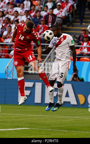 Mordovia Arena, Mordovia, Russia. 16 Giugno, 2018. Coppa del Mondo FIFA; Henrik Dalsgaard di Danimarca e Christian Ramos del Perù sfida per il credito della testata: Azione Plus sport/Alamy Live News Foto Stock