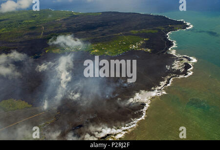 Pahoa, Hawaii, Stati Uniti d'America. Il 6 giugno, 2018. La maggior parte dell'area Kapoho è ora coperto di lava fresca come il Vulcano Kilauea lower east Zona di rift eruzione continua il Mercoledì, 6 giugno 2018, nelle Hawaii. Foto di L.E. Baskow/LeftEyeImages Credito: L.E. Baskow/ZUMA filo/Alamy Live News Foto Stock