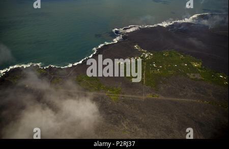 Pahoa, Hawaii, Stati Uniti d'America. Il 6 giugno, 2018. La maggior parte dell'area Kapoho è ora coperto di lava fresca come il Vulcano Kilauea lower east Zona di rift eruzione continua il Mercoledì, 6 giugno 2018, nelle Hawaii. Foto di L.E. Baskow/LeftEyeImages Credito: L.E. Baskow/ZUMA filo/Alamy Live News Foto Stock