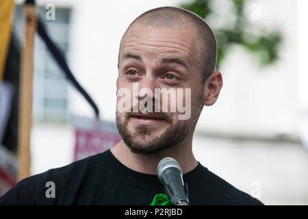 Londra, Regno Unito. 16 Giugno, 2018. Daniel Renwick, Grenfell comunità attivista e regista, risolve la giustizia per Grenfell solidarietà rally al di fuori di Downing Street a Londra due giorni dopo il primo anniversario della torre Grenfell fuoco durante la quale 72 morti e oltre 70 feriti. Foto Stock