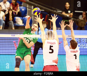 Varna, Bulgaria. 16 Giugno, 2018. Da sinistra Valentin BRATOEV (Bulgaria), Lucas Van Berkel (Canada), Tyler SANDERS (Canada), .mens pallavolo lega delle nazioni, settimana 4, Bulgaria vs Canada, Palazzo della cultura e dello sport, Varna/Bulgaria, 16 giugno 2018, il quarto di 5 weekend del giro preliminare nella nuova stabilita mens Pallavolo Nationas League avviene in Varna/Bulgaria. Credito: Wolfgang Fehrmann/ZUMA filo/Alamy Live News Foto Stock