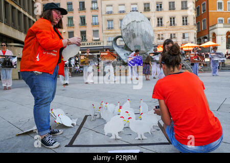 Lione, Francia, 16 Giugno 2018: attivisti da L214 i diritti degli animali associazione di difesa sono visti in Lione centro-orientale (Francia) il 16 giugno 2018, che prendono parte a un episodio detenute per protestare contro il pollo le condizioni di vita in campo industriale i centri di allevamento. Foto di credito: Serge Mouraret/Alamy Live News Foto Stock