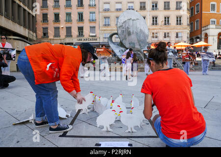 Lione, Francia, 16 Giugno 2018: attivisti da L214 i diritti degli animali associazione di difesa sono visti in Lione centro-orientale (Francia) il 16 giugno 2018, che prendono parte a un episodio detenute per protestare contro il pollo le condizioni di vita in campo industriale i centri di allevamento. Foto di credito: Serge Mouraret/Alamy Live News Foto Stock