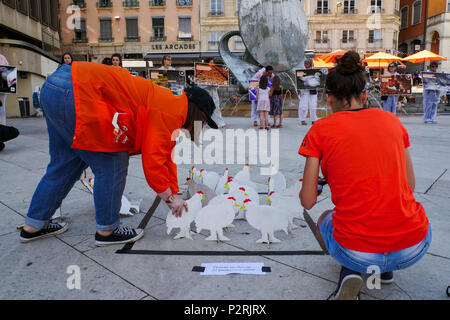 Lione, Francia, 16 Giugno 2018: attivisti da L214 i diritti degli animali associazione di difesa sono visti in Lione centro-orientale (Francia) il 16 giugno 2018, che prendono parte a un episodio detenute per protestare contro il pollo le condizioni di vita in campo industriale i centri di allevamento. Foto di credito: Serge Mouraret/Alamy Live News Foto Stock