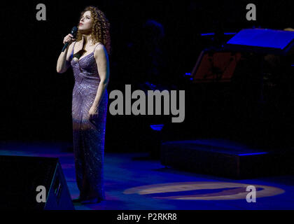 Bernadette Peters effettuando al rene e Henry Segerstrom Concert Hall a Marzo 16th, 2016. 15 Feb, 2016. Credito: Nicholas Koon/ZUMA filo/Alamy Live News Foto Stock