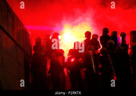 Atene, Grecia. 16 Giugno, 2018. Scaramucce tra greco polizia antisommossa e alcuni dei manifestanti con la polizia utilizza gas lacrimogeni per disperdere la folla.Grande manifestazione di Syntagma come greci la domanda da parte del Parlamento di non votare sì a un accordo circa la Macedonia Naming controversia. Credito: Eleni Paroglou SOPA/images/ZUMA filo/Alamy Live News Foto Stock