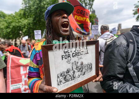 Londra, Regno Unito. Il 16 giugno 2018. Un uomo detiene una cornice per una foto con il messaggio 'ottenere giustizia per Grenfell' come egli marche con la grande folla da Downing St per l'ufficio a casa in solidarietà con i 72 morti e i superstiti della Grenfell incendio di un anno fa a una protesta organizzata dalla giustizia4Grenfell e il FBU (Vigili del Fuoco Unione). Dopo alcuni interventi hanno marciato per l'ufficio a casa per una breve protesta prima di ritornare a Downing St per ulteriori interventi. Oratori si sono lamentati delle molte promesse fatte di Theresa Maggio che sono state rotte, nonostante la sua promessa tutti i sopravvissuti sarebbero rehoused in 3 abbiamo Foto Stock