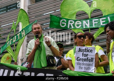 Londra, Regno Unito. Il 16 giugno 2018. NEU Segretario Generale Kevin Courtney parla alla casa ufficio in solidarietà con i 72 morti e i superstiti della Grenfell incendio di un anno fa a una protesta organizzata dalla giustizia4Grenfell e il FBU (Vigili del Fuoco Unione). Dopo alcuni interventi hanno marciato per l'ufficio a casa per una breve protesta prima di ritornare a Downing St per ulteriori interventi. Oratori si sono lamentati delle molte promesse fatte di Theresa Maggio che sono state rotte, nonostante la sua promessa tutti i sopravvissuti sarebbero rehoused in 3 settimane, un anno più tardi il 50% dei sopravvissuti e le famiglie sfollate sono ancora in una emergenza Foto Stock