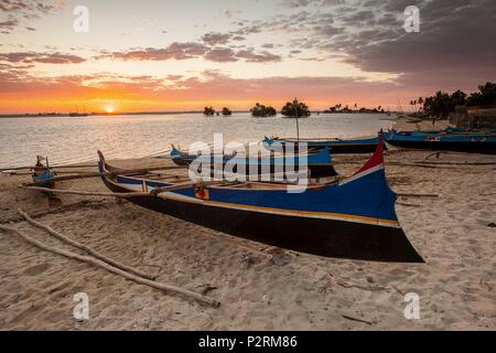 Madagascar, regione di Menabe, Belo sur Mer, il canale di Mozambico, Fisherman's Canoe sulla spiaggia Foto Stock