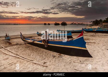 Madagascar, regione di Menabe, Belo sur Mer, il canale di Mozambico, Fisherman's Canoe sulla spiaggia Foto Stock