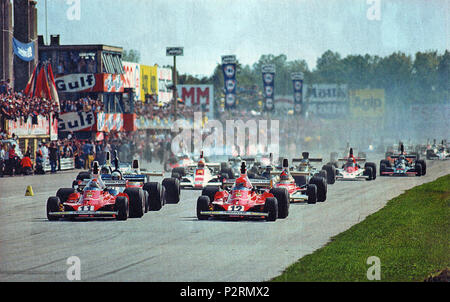 . Italiano: Monza, Autodromo Nazionale, 7 settembre 1975. I due piloti della Scuderia Ferrari, lo svizzero Clay Regazzoni (n. 11) e l'austriaco Niki Lauda (n. 12), questo ultimo poleman, scattano in testa alla partenza del XLVI Gran Premio d'Italia a bordo delle loro parque Ferrari 312T. Il 7 settembre 1975. Rainer W. Schlegelmilch 2 1975 Italiano gara GP inizio - Niki Lauda &AMP; Clay Regazzoni (Ferrari 312T) Foto Stock